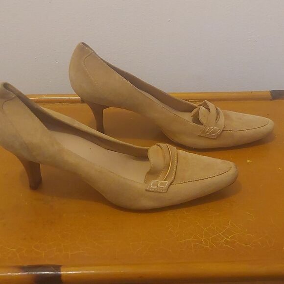 Cole Haan  Women Neutral Suede Shoe size 8 AA - Picture 2 of 8